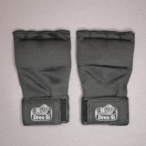 Schwarze Innenhandschuhe für Boxhandschuhe – Schutz und Komfort für Hände und Knöchel. Ansicht des Handrückens.