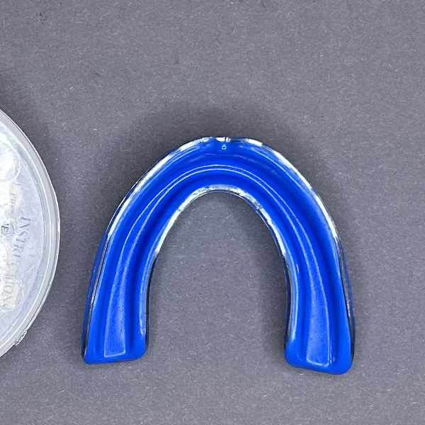 Individuell anpassbarer Mundschutz aus Somo-Gel in blau, Zahnschutz für Kampfsport