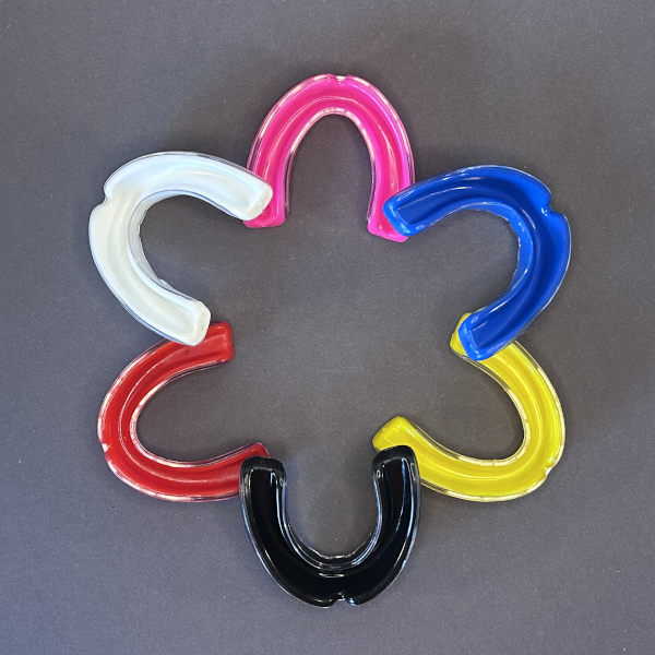 Individuell anpassbarer Mundschutz aus Somo-Gel in sechs verschiedenen Farben, Zahnschutz für Kampfsport